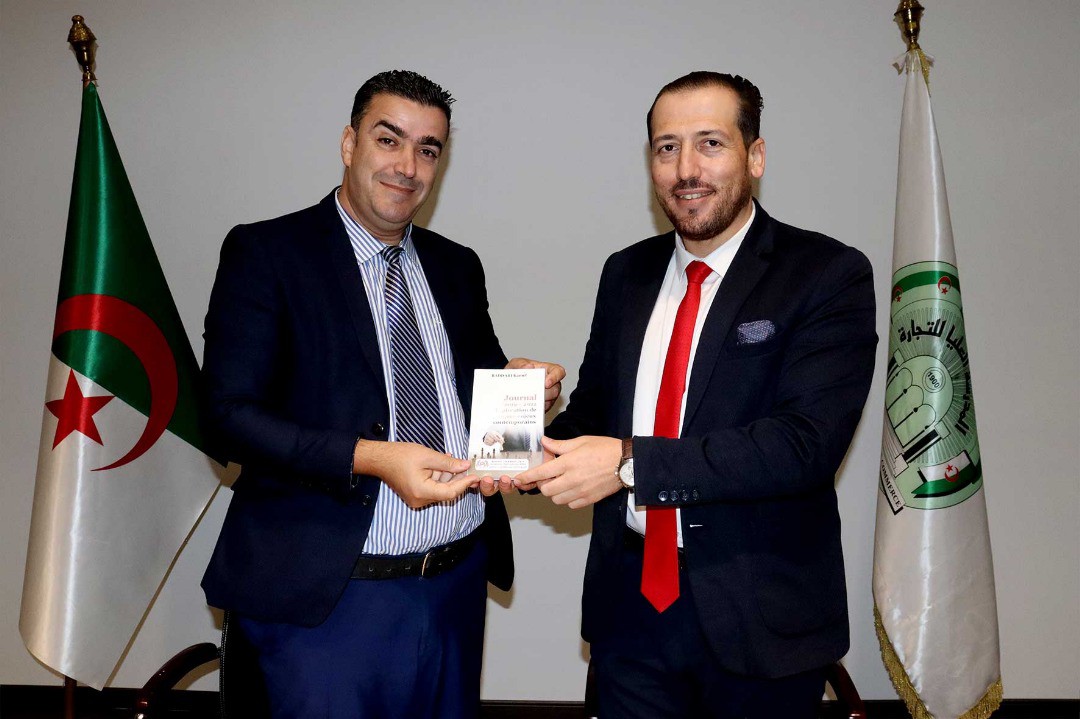 نسخة من أحد إصدارات الديوان تقدم كهدية رمزية لمدير المدرسة العليا للتجارة، البروفيسور إسحاق خرشي،
