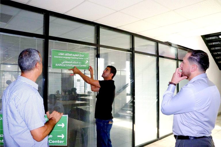 المدرسة العليا للتجارة تعتمد اللافتات التوجيهية باللغتين العربية والإنجليزية باللون الأخضر